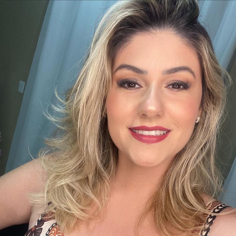 Make glow com batom vermelho